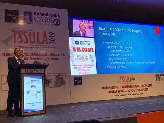 11-13일 인도 차티스가르의 주도 라이푸르에서 열린 `국제 척추 내시경 수술 컨퍼런스`에서 박철웅 대전우리병원 대표 병원장이 강연을 하고 있다. 사진=대전우리병원 제공
