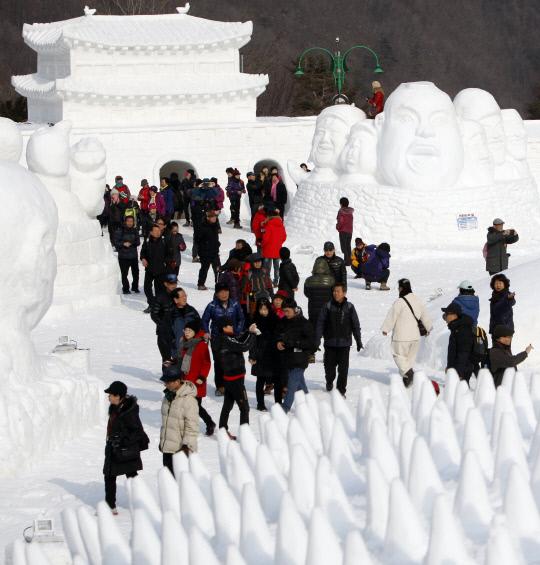 태백산 눈축제에서 눈조각을 감상하는 관광객들 [연합뉴스]