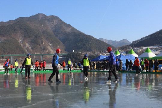 인제빙어축제장에서 열린 얼음축구대회 사진=강원일보