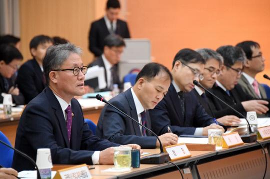 김재현(왼쪽) 산림청장이 17일 정부대전청사에 열린 2019년 전국 산림관계관 회의에서 발언하고 있다.
사진=산림청 제공
