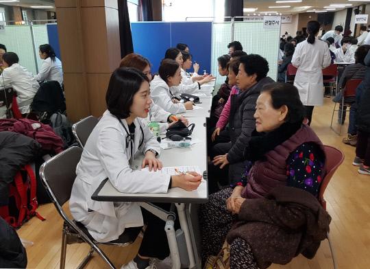 MS의료봉사단이 서산 수석동주민센터에서 진행한 사랑의 의료봉사 모습. 사진=MS의료봉사단 제공
