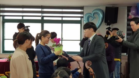 공주석송초 졸업식에서 6학년 담임인 유혁상 교사가 졸업생에게 꽃송이를 전달하고 있다.(사진 우측 유혁상 교사)
