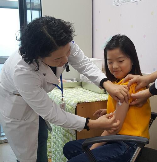 태안군이 21일 학부모들에게 초·중학교 입학 자녀의 필수 예방접종을 당부했다. 태안군 보건의료원에서 의료진들이 예방접종을 하는 모습. 사진=태안군 제공
