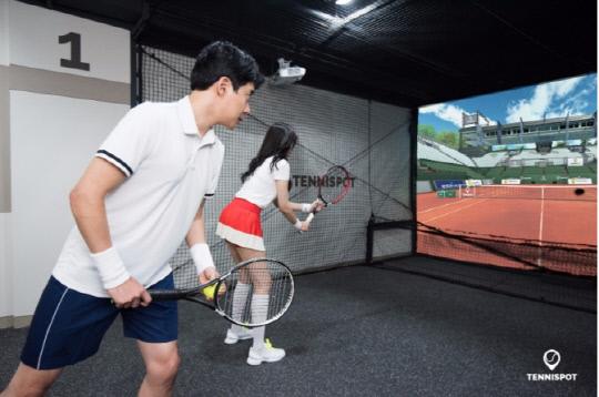스크린테니스 테니스팟에서 한 남녀가 게임을 즐기고 있다. 사진 = 뉴딘콘텐츠 제공
