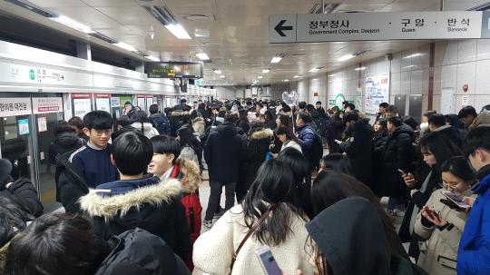 대전도시철도 이용 고객이 4년 만에 증가세로 돌아섰다. 지난해 말 제야의 종 타종행사 시 시청역에 몰린 승객들. 사진=대전도시철도공사 제공
