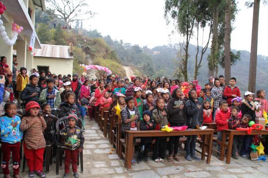 충남도교육청 소속 해외자원봉사단이 지진 피해를 입은 네팔 카트만두의 인근의 차크라데비 초등학교 건물을 새로 지었다. 사진은 차크라데비 초등학교의  아이들. 사진=충남도교육청 제공
