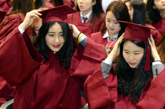졸업식이 열린 12일 대전시 동구 가양동 대전대성여고 강당에서 졸업생들이 학사모를 고쳐쓰고 있다.  빈운용 기자 
