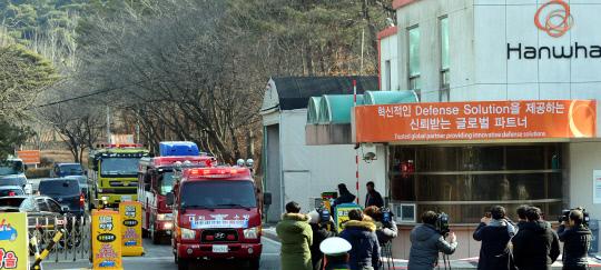 
14일 오전 8시 42분께 대전시 외삼동 한화 대전공장 안에서 폭발로 추정되는 화재가 발생해 근로자로 추정되는 3명이 숨졌다. 소방자차 공장 정문을 빠져나오고 있다. 빈운용 기자
