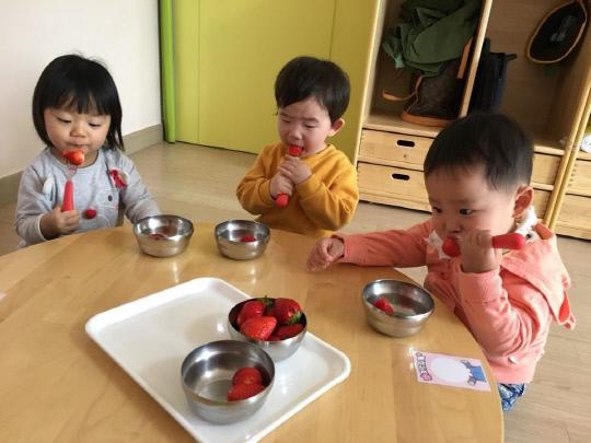 계룡시 어린이집 우수농산물 지원 사업에 따라 제공된 딸기를 어린이들이 먹는 모습. 사진=계룡시 제공
