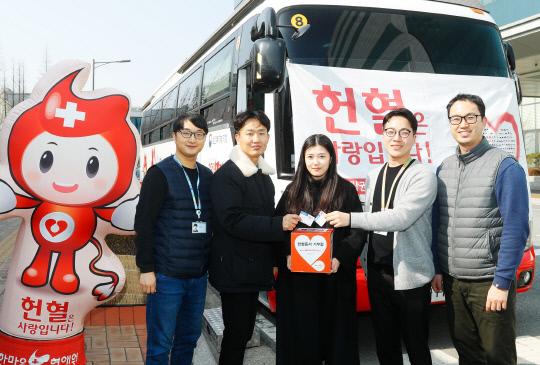 14일 헌혈 캠페인에 참여한 삼성디스플레이 임직원들이 헌혈증을 기부하고 있다. 사진=삼성디스플레이 제공
