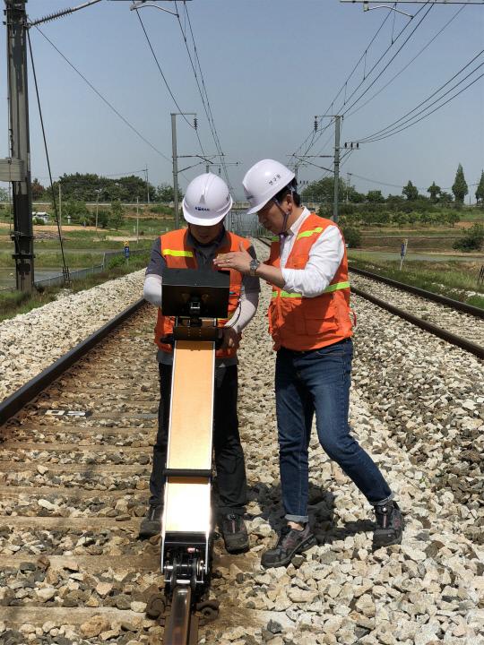 한국철도공사 관계자가 국가연구개발과제를 통해 국산화에 성공한 초음파 레일탐상장비를 활용해 레일 내부 균열을 살피고 있다.
사진=국토교통부 제공
