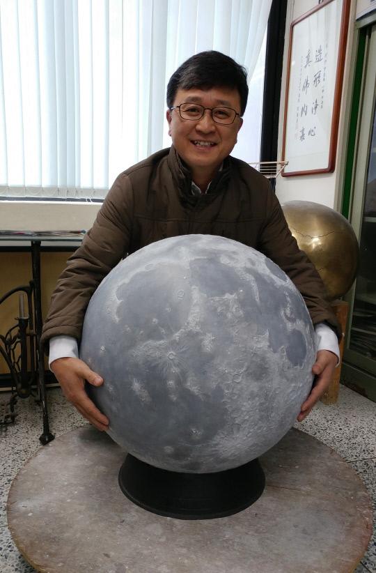 한서대 산업디자인학과 도학회 교수가 조각한 달을 들어 보이고 있다. 사진=한서대 제공
