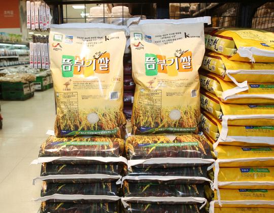 서산시의회 안원기 의원이 지난해 11월 시의회 5분 발언으로 촉발된 롯데마트 서산점의 서산지역 대표 쌀인 `뜸부기와 함께 자란 쌀(이하 뜸부기쌀)` 외면이 재입점으로 일단락 됐다.
사진=서산시 제공
