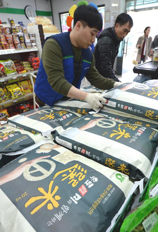 기성농협 직원들이 선미쌀을 진열하고 있다. 빈운용 기자
