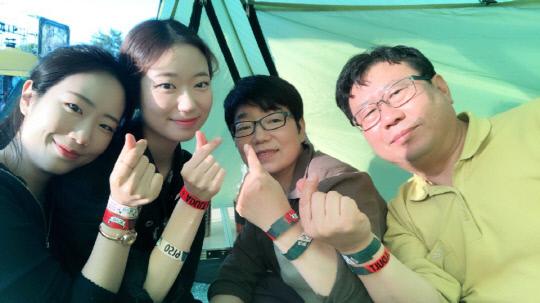 최혜민(왼쪽 두 번째) 선생님 가족 . 사진=충북도교육청 제공

