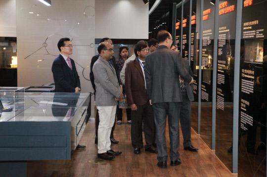 우상익 한국원자력연구원 연구로개발단장(오른쪽 첫번째)이 18일 KAERI Museum에서 방글라데시 원자력위원회 방문단에게 연구원 연혁을 소개하고 있다. 사진=한국원자력연구원 제공
