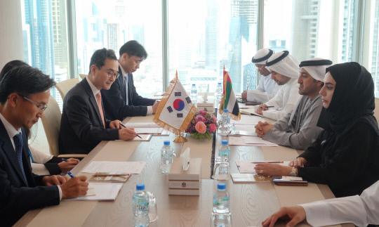 박원주 특허청장과 술탄 빈 사이드 알 만수리 UAE 경제부 장관 등 관계자들이 19일 두바이에서 UAE 특허심사 확대를 위한 회담을 벌이고 있다.
사진=특허청 제공
