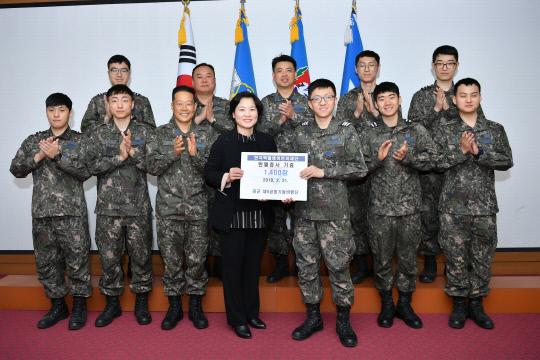 공군 5비행단 병사들이 21일 비행단 대회의실에서 한국백혈병어린이재단에 헌혈증 1400장을 기부한 뒤 기념 사진을 찍고 있다. 사진=공군 제공
