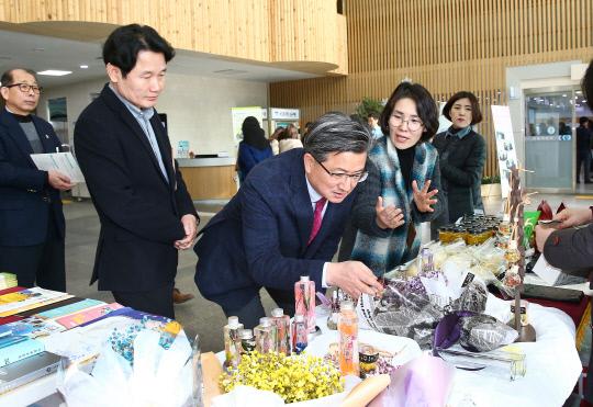 대전 유성구는 26일 구청에서 중증장애인생산품 구매 활성화를 위한 `2019년 유성구 중증장애인생산품 홍보 전시회`를 개최했다. 사진=대전 유성구 제공
