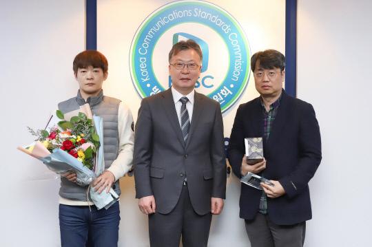 방송통신심의위원회 이달의 좋은 프로그램 수상자 이은표 PD (사진 오른쪽). 사진=대전 MBC 제공
