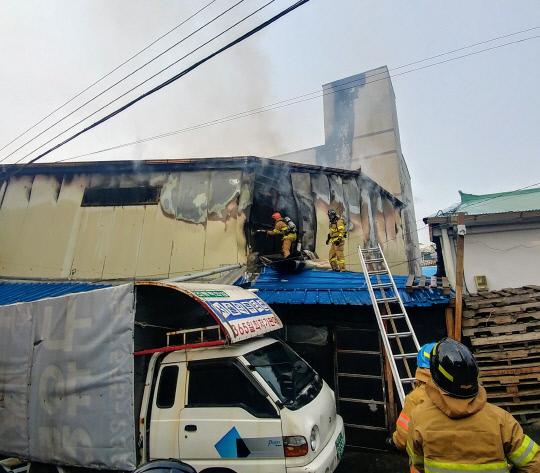 4일 오전 9시 10분께 천안시 동남구 중앙초등학교 인근 상가에서 불이 나 소방대원들이 화재진압을 하고 있다. 사진=황진현 기자
