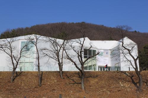 장욱진미술관
양주시립장욱진미술관은 한국 근대미술을 대표하는 서양화가 장욱진의 업적과 정신을 기리기 위해 세워졌다. 장욱진의 호랑이 그림 `호작도`와 그의 집을 모티브로 설계한 독특한 미술관이 눈길을 끈다.