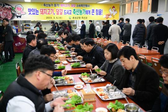 6일 홍성군청 구내식당에서 열린 돼지고기, 달걀 소비촉진행사에서 직원들이 식사를 하고 있다. 사진=홍성군 제공 
