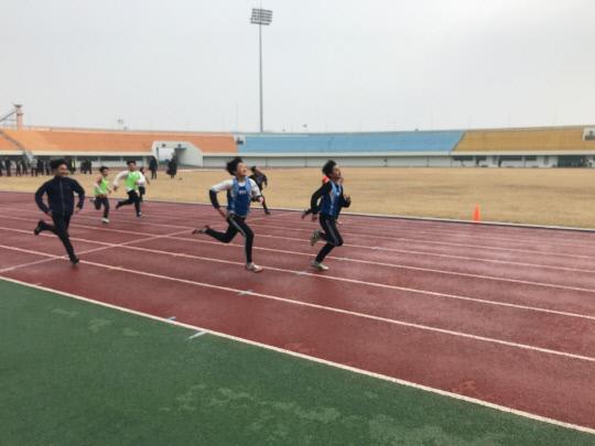 [홍성]지난 12일 열린 제47회 충청남도소년체육대회 대비 홍성군 육상대표 선발전에 참가한 학생들이 달리고 있다. 사진=홍성교육지원청 제공 
