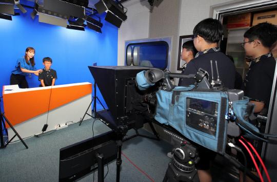 태안군은 올해 말까지 `1일 아나운서 체험`을 진행하는 가운데 태안군청 영상편집실 스튜디오에서 공무원 직업체험을 하고 있는 태안중학교 학생들 모습.사진=태안군 제공

 
