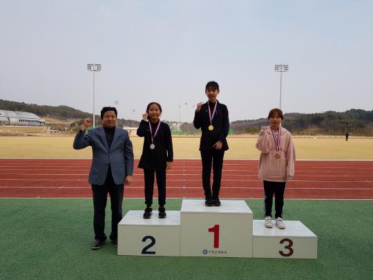 장항초 신지우 학생이  달리기 200m와 800m에 출전, 우승을 차지했다. 사진=서천교육지원청 제공

