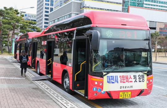 특·광역시 중 처음으로 출입문 3개를 갖춘 저상 시내버스가 대전지역에서 운행을 시작한다. 사진=대전시 제공
