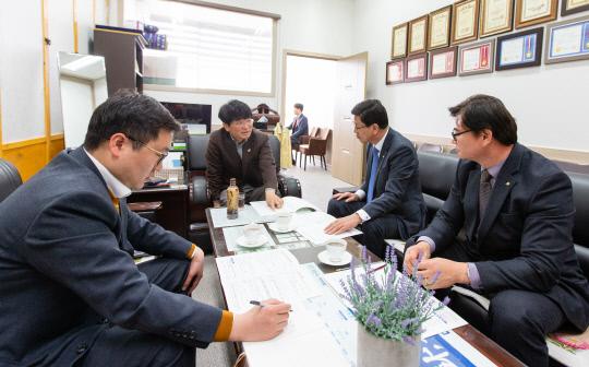 김 군수는 18일 지역현안사업 해결을 위해 국회를 방문, 박완주(민주당 천안시을) 국회의원을 만나 적극적인 협조를 당부했다.사진=청양군 제공
