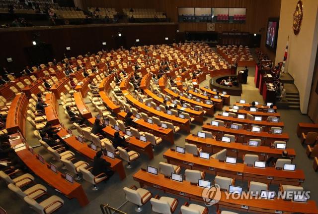 국회가 대정부질문을 시작한 19일 오후 본회의장에 의원들이 좌석을 비워 한산한 모습이다. 2019.3.19  [연합뉴스]