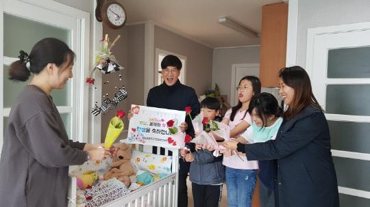 음성 원남초등학교 학생자치회 학생들과 교직원들이 20일 기해년 첫아이로 태어난 아기의 가정을 방문, 꽃다발과 선물을 전달하고 축하했다.           사진=원남초 제공
