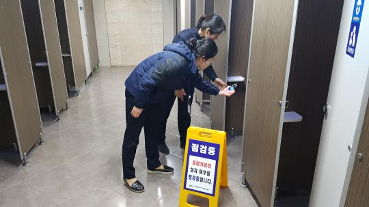 대전도시철도공사 직원들이 갈마역 화장실에 대한 몰래카메라를 점검하고 있다. 사진=대전도시철도공사 제공
