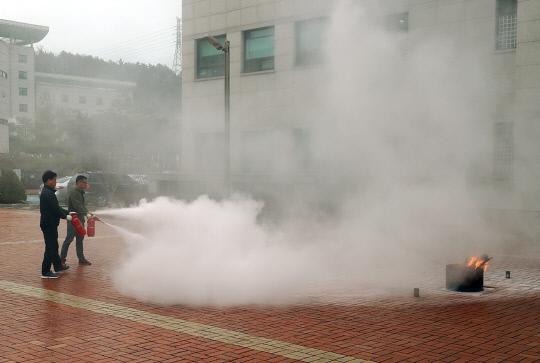 한밭대학교는 20일 교내 대학본부 일원에서 화재대피 훈련을 실시했다. 사진=한밭대 제공
