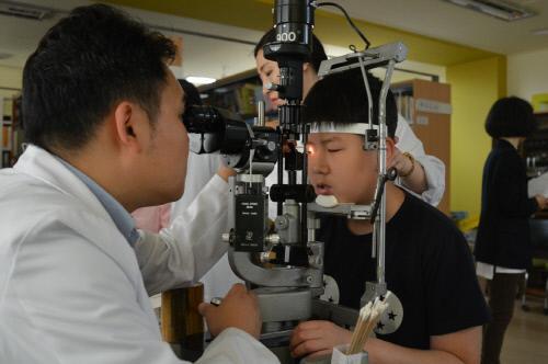 실로암안과병원 의료진이 청주맹학교를 방문해 시각장애학생을 위한 안과이동진료를 실시하고 있다. 사진=청주맹학교 제공