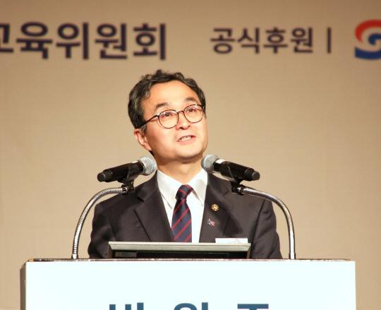 박원주 특허청장이 지난 22일 서울 그랜드 하얏트 호텔에서 열린 `한국능률협회 최고경영자조찬회`에 참석해 `국가 혁신성장을 위한 지식재산 생태계 혁신 전략`이라는 주제로 특별강연을 진행했다. 사진=특허청 제공
