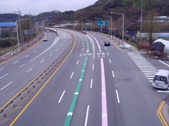 대전시가 새봄을 맞아 도로 색깔 유도선을 재도색한다. 사진은 재도색이 완료된 안영IC 인근 도로의 모습. 사진=대전시 제공
