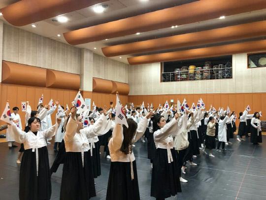 지난 22일 오후 9시 대전예술의전당 1층 연습실에서 대전시립청소년합창단이 창작 콘서트 오페라 오라토리오 `그 날의 외침 1919`를 연습하고 있다. 사진=대전시립청소년합창단 제공

