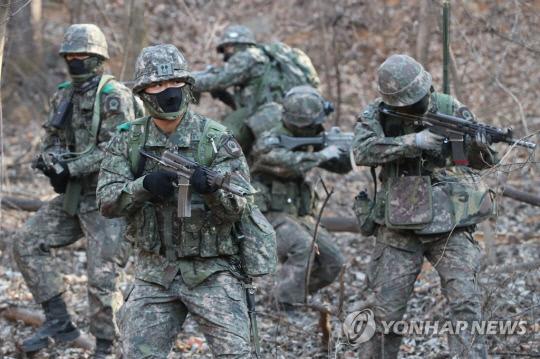 육군 동원전력사령부 예하 72사단 장병들이 혹한기 전술훈련을 하고 있다. 사진=연합뉴스
