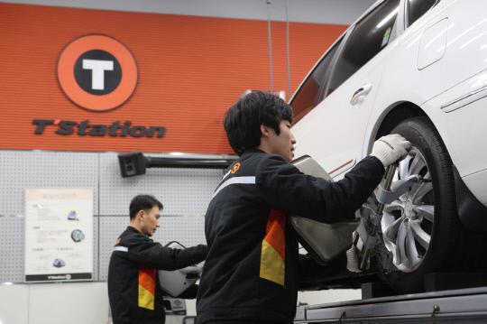 한국타이어는 봄철을 맞이해 타이어 마모도, 적정 공기압 등을 점검해야 한다고 조언했다. 한국타이어 티스테이션에서 차량정비사들이 타이어를 교체하고 있다. 사진 = 한국타이어 제공 
