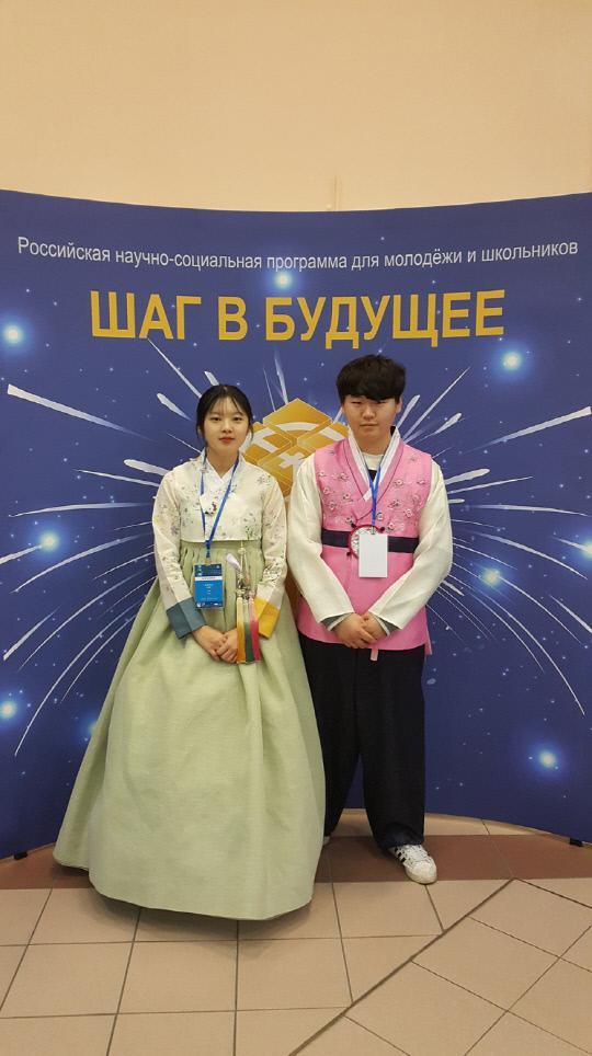 왼쪽부터 최우수상을 수상한 김지아, 류광호 학생
