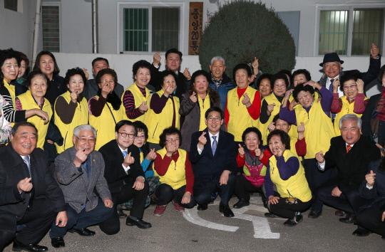 양승조(앞줄 가운데) 충남지사가 지난 1월 31일 천안의 한 경로당을 방문해 노인들과 함께 기념촬영을 하고 있다. 사진=충남도 제공
