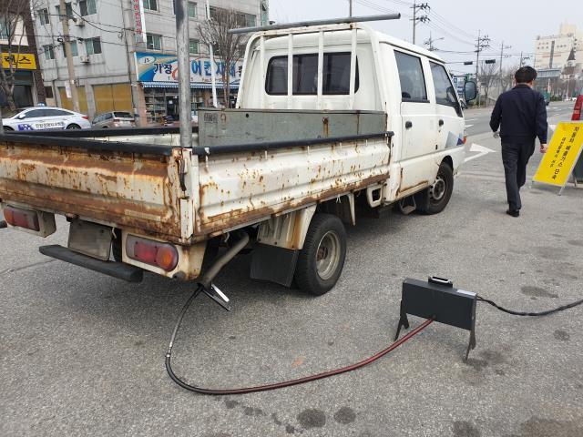 27일 대전 가장교 인근에서 자동차 배출가스 단속이 진행됐다. 단속원이 노후차량의 배출가스를 측정하고 있다. 사진=김성준 기자

