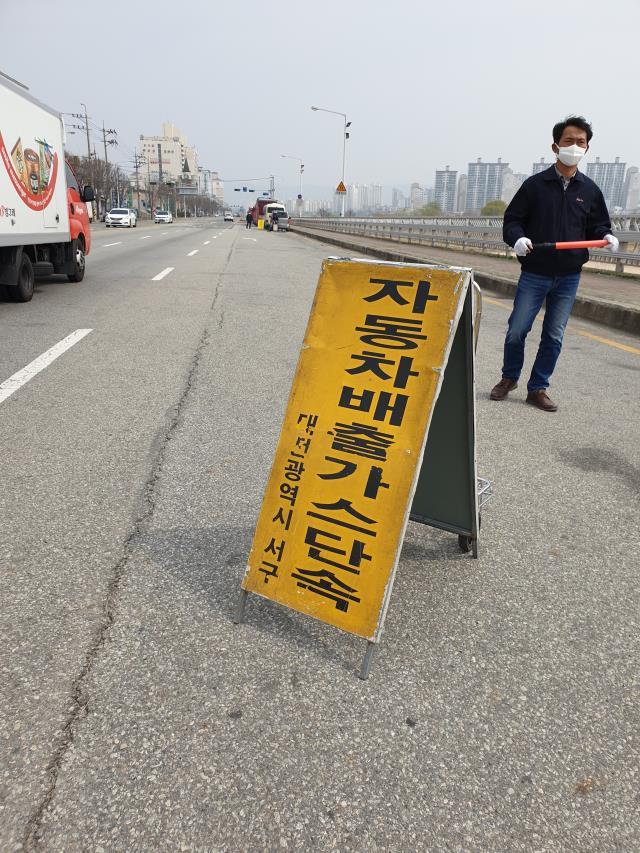 27일 대전 가장교 인근에서 자동차 배출가스 단속이 진행됐다. 사진=김성준 기자
