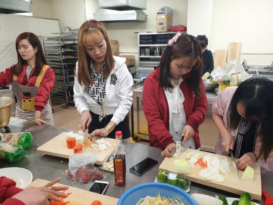 지난 9일 영동군 영동읍 여성회관 지하 1층 요리실에서  결혼이주여성들이 한국문화 습득을 위해 요리를 만들고 있는 모습. 사진=영동군 제공.
