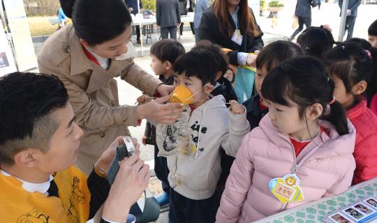  `2019 안전체험의 날` 행사가 11일 이틀간의 일정으로 대전시 유성구 대전교육과학연구원에서 개막해 어린이들이 배재대학교 부스에서 비행기 안전교육을 받고 있다. 빈운용 기자 
