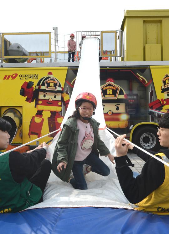  `2019 안전체험의 날` 행사가 11일 이틀간의 일정으로 대전시 유성구 대전교육과학연구원에서 개막해 어린이들이 위급상황시 탈출 훈련을 하고 있다. 빈운용 기자
