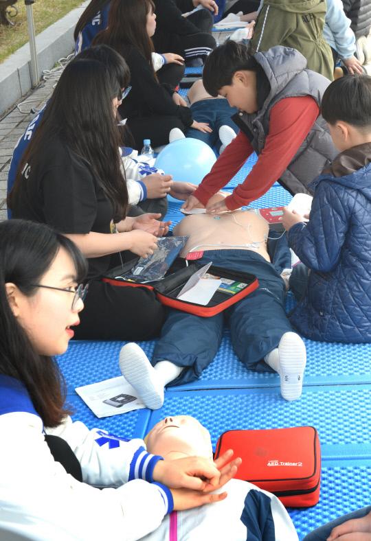  `2019 안전체험의 날` 행사가 11일 이틀간의 일정으로 대전시 유성구 대전교육과학연구원에서 개막해 학생들이 심폐소생술을 배우고 있다. 빈운용 기자 
